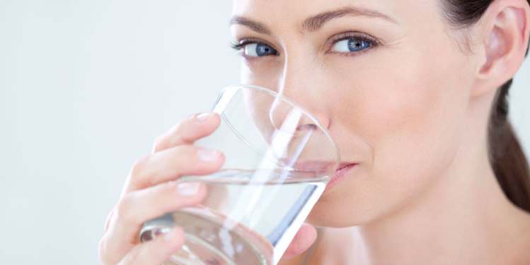 कम पानी पीना भी वजह है यूटीआई संक्रमण का